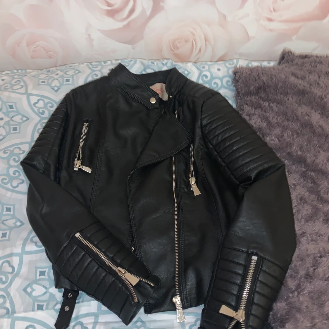 Svart skinnjacka till våren🥰 - 90