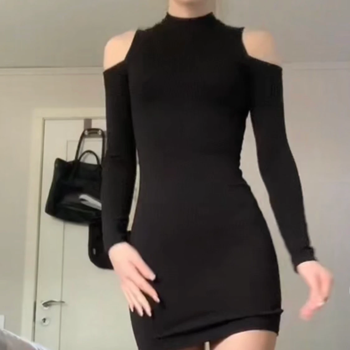 Svart figurnära klänning med knuten rygg