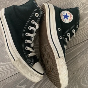 Svarta converse  - Snygga och trendiga converse! Inte använda jätte mkt behöver att göra lite rent sedan ser dem helt nya.
