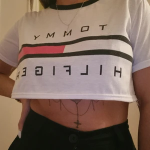 Crop top - Tommy Hilfiger crop top knappt använd i stort  S