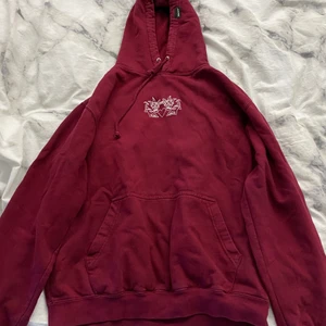 hoodie - Väldigt fin hoodie men jag använt det den inte längre, den vara ligger och tar plats😅 Det går att diskutera priset💕