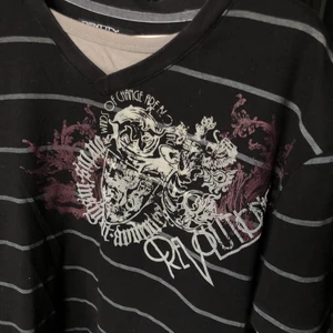 ascool randig tröja med tryck - säljer denna superfina tröjan i storlek large, jag är storlek small och den passar perfekt som en oversized tröja. superfint tryck där de står bland annat revolutionise, the winds of change are blowing och fler texter jag inte kan tyda;) buda på!