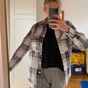 Rutig skjorta (oversized) - Oversized skjorta från NA-KD i storlek 34. skulle säga att den är som en vanlig 36. Använd max 3 gånger. Nyskick.