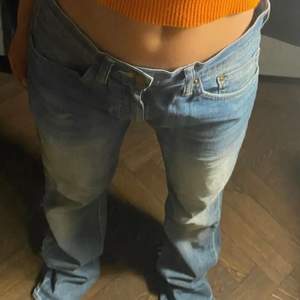 Säljer mina Levis jeans med låg midja! De är mindre i storleken så jag skulle gissa att de passar någon i storlek 36-38❤️ (lånade bilder men samma modell) 