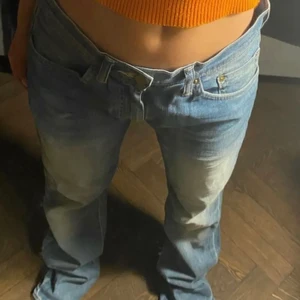 Lågmidjade jeans - Säljer mina Levis jeans med låg midja! De är mindre i storleken så jag skulle gissa att de passar någon i storlek 36-38❤️ (lånade bilder men samma modell) 