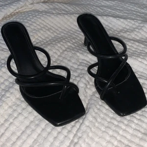 stilettklackar - superfina svarta stilettklackar från nakd i strlk 39