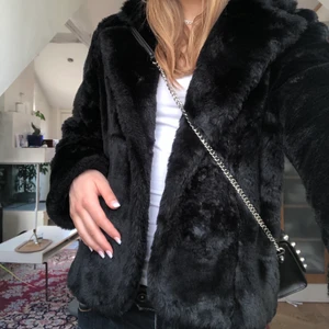 Vårjacka  - Mycket fin vårjacka i päls (fake) som är i gott skick. Sitter som en storlek S/M. Skriv för fler bilder eller frågor. 