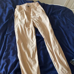 Beiga byxor  - Dessa har jag ärvt av min moster. Väldigt sköna men alldeles förstora för mig. Aldrig använt dom.💘 Jag är 1.57 och dom är lite långa på mig. Min midjestorlek är 62 och dom är väldigt stora på mig.