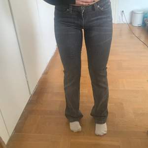 Ett par mid waist bootcut jeans från Vera Moda. Köpt second hand. Står ingen storlek men passar mig som vanligtvis har s. Kontakta vid vidare frågor!