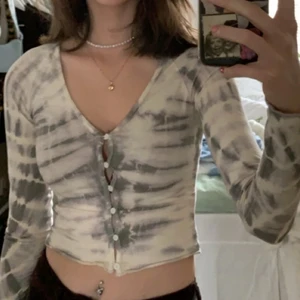 weekday topp - Säljer denna toppen från weekday i detta supercoola beige/gråa mönster!! Tight passform💖