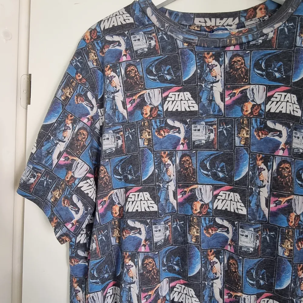 Så cool vintage Star Wars tshirt 💗 Köpte den avklippt där nere vid slutet. Osäker på storlek men passar en M/L tycker jag 🐧. T-shirts.