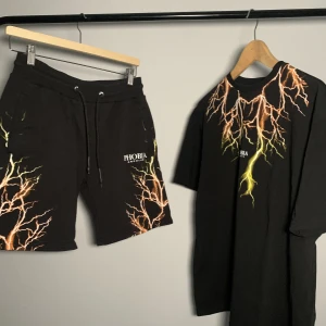 Phobia Archive set - Set bestående av matchande kortbyxor + t-shirt. Storlek: XS men ganska oversized, passar upp till M