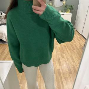 Säljer denna sjukt snygga, gröna, stickade tröjan med hög krage från Zara