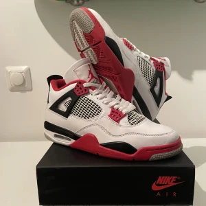 Jordan 4 fire red - Dom är i bra skick då dom knappt är använda. Dom är köpta på Sneakershyllan i Göteborg för snart 2 år sedan. Lite lite creasing, skriv för med bilder!