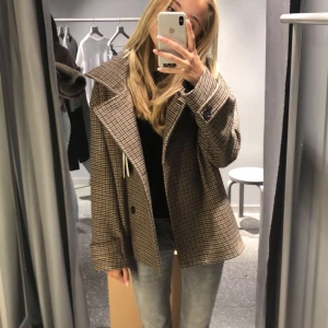 Trendig jacka - Säljer denna supertrendiga jackan. Den är nästan inte använd och är alltså nyskick.💕 Den funkar bra nu i vinter med en halsduk men är perfekt till våren då den är lite tunnare. Priset diskuteras om många/få är intresserade📦