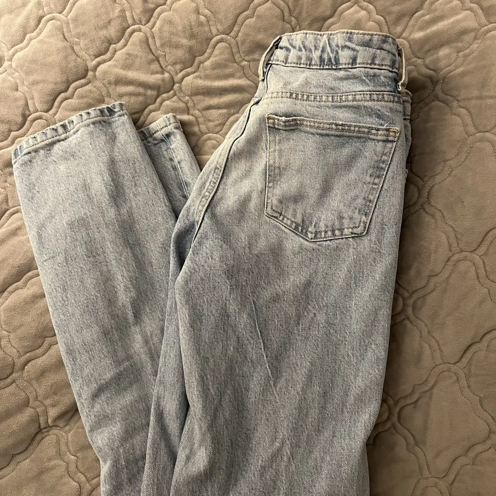 Jag säljer ett par jeans från zara ,med en liten slit längst ner ,storleken är 36 . Jeans & Byxor.
