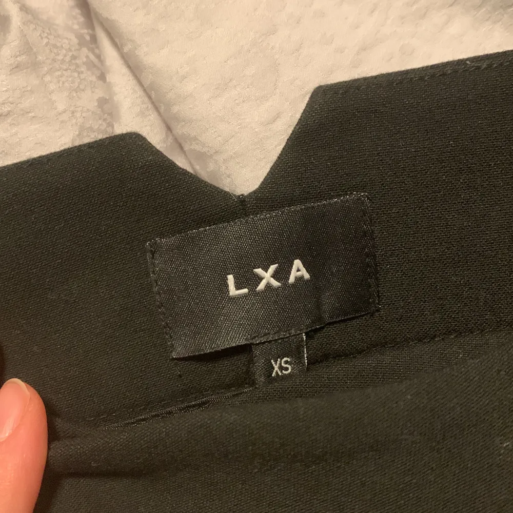 Högmidjade kostymbyxor från LXA i storlek XS, den kortare modellen🤍 Använda vid ett tillfälle. Nypris 899✨ Finns i viggbyholm, men kan mötas upp även i innerstan, alternativt frakta mot kostnad😊. Jeans & Byxor.