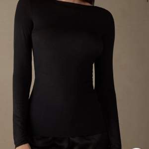 Säljer nu min svarta intimissemi tröja i Stl M. M och S är väldigt lika! Använd Max 4ggr!❤️Säljer pga att jag vill köpa en annan färg och jag tröttnat!🥰Skriv för egna bilder!