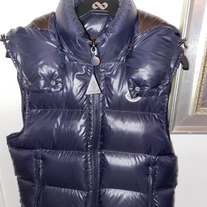 Moncler Bormes  - Moncler bormes väst. Köpt på NK. Haft ca 6 månader. Skick 9/10, liten skråma på taggen men annars ingenting. Nypris 10999kr. Kvitto osv finns. Endast seriösa köpare. Inga byten!