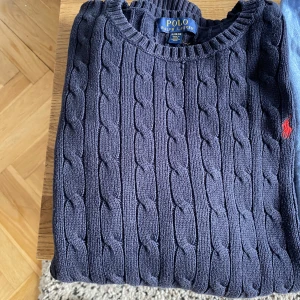 Stickad tröja Ralph Lauren - Använd stickad tröja men fortfarande i helt okej skick 