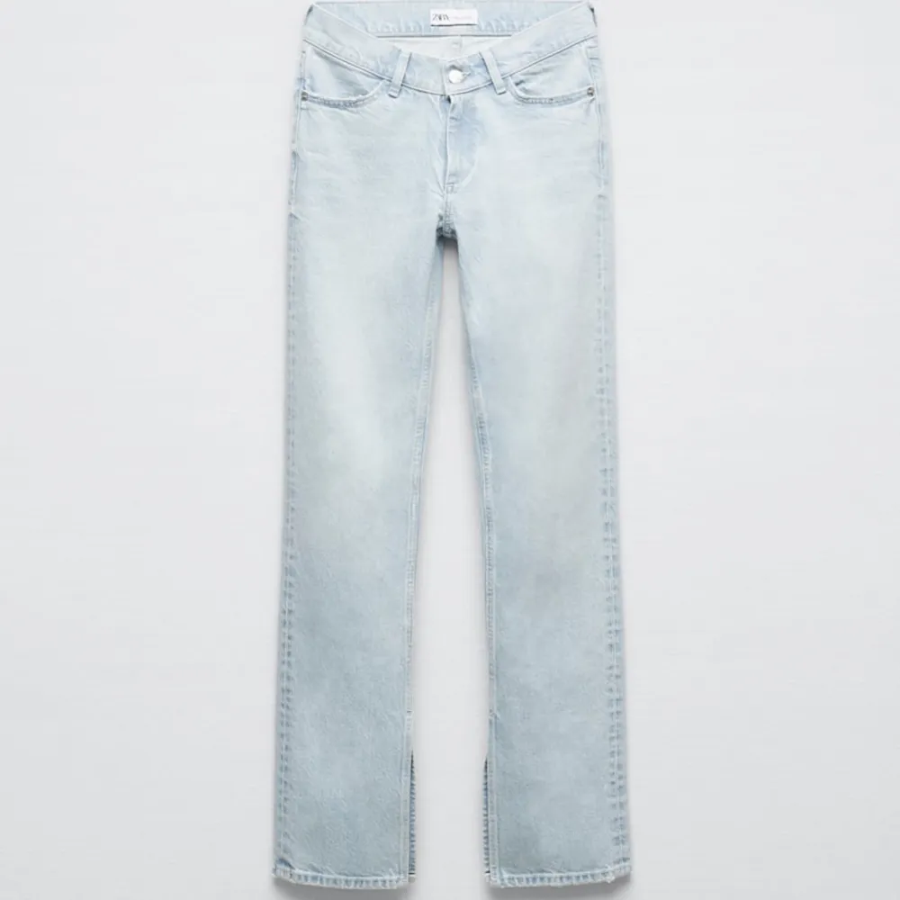 Säljer dessa Zara jeans i storlek 36 p.g.a jag har 2 par, och därav har den ena aldrig kommit till användning. Jeansen har slits där nere och är low rise! ❤️‍🔥Skriv för fler bilder (tror ej jag har några bilder med jeansen på!). Jeans & Byxor.