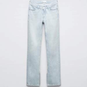 Säljer dessa Zara jeans i storlek 36 p.g.a jag har 2 par, och därav har den ena aldrig kommit till användning. Jeansen har slits där nere och är low rise! ❤️‍🔥Skriv för fler bilder (tror ej jag har några bilder med jeansen på!)