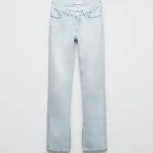 Säljer dessa Zara jeans i storlek 36 p.g.a jag har 2 par, och därav har den ena aldrig kommit till användning. Jeansen har slits där nere och är low rise! ❤️‍🔥Skriv för fler bilder (tror ej jag har några bilder med jeansen på!)