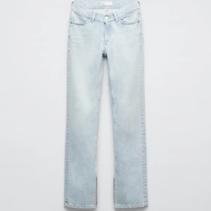 Zara jeans - Säljer dessa Zara jeans i storlek 36 p.g.a jag har 2 par, och därav har den ena aldrig kommit till användning. Jeansen har slits där nere och är low rise! ❤️‍🔥Skriv för fler bilder (tror ej jag har några bilder med jeansen på!)