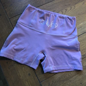 Gavelo träningsshorts - Super fina och sköna träningsshorts från Gavelo. I absolut nyskick! Strl xs. Normala i storlek.  Endast använda en gång.  Inget slitage.  Fler bilder kan tas.  Kan skickas mot fraktkostnad, går även bra att hämta. 