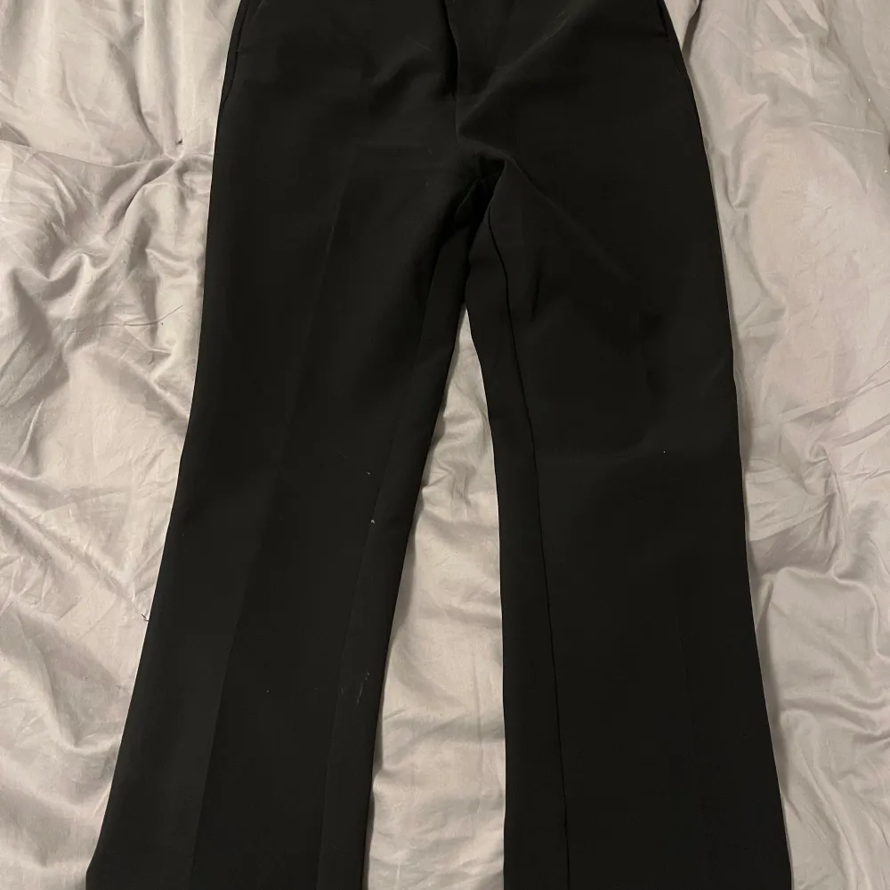Säljer dessa kostymbyxor i strl 34 från Gina tricot, sparsamt använda. Lagom långa på mig som är 165cm. Nypris: 399kr. Säljer för 250kr.. Jeans & Byxor.