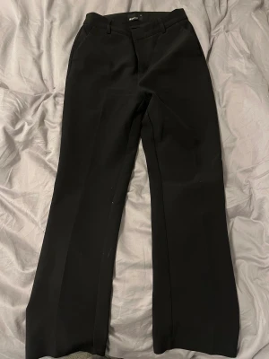 Kostymbyxor gina tricot  - Säljer dessa kostymbyxor i strl 34 från Gina tricot, sparsamt använda. Lagom långa på mig som är 165cm. Nypris: 399kr. Säljer för 250kr.