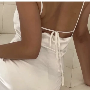 Nakd klänning - Säljer klänningen i vitt💗💗slutsåld från Nakd!! Perfekt till studenten