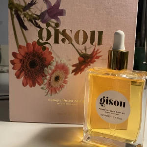 Gisou hårolja - Säljer denna jag köpt för 945kr, kan sälja billigare, har bra omdömen och fungerar för alla hårtyper! Innehåller 100ml och aldrig använd 🤍 Tveka inte att skriva vid frågor