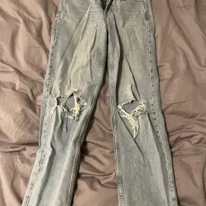 Snygga straight jeans med hål i knäna från Gina tricot strl 36. Väldigt snygga, nypris: 599kr. Säljer för 400kr.