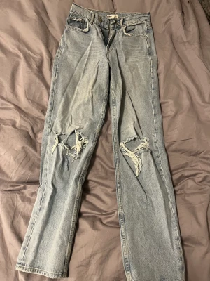 Jeans gina tricot - Snygga straight jeans med hål i knäna från Gina tricot strl 36. Väldigt snygga, nypris: 599kr. Säljer för 400kr.