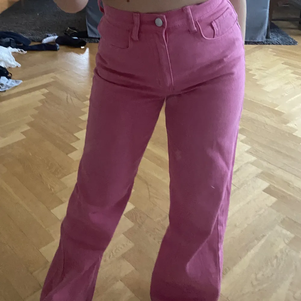 jättefina rosa jeans som endast är använda en gång! passar xs/s. Jeans & Byxor.