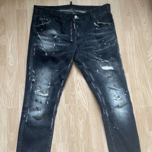 Dsquared2 Jeans - Har ett par Dsquared2 Jeans i nyskick, storlek 54. Bara att höra av sig om man vill ha mer bilder eller har någon fundering! Kan gå ner lite i pris