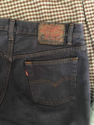Superfina original Levi’s 501 jeans i mörkblå. Köpte de vintage men de är i väldigt bra skick. Det står storlek 30/32 på etiketten men jag skulle säga de sitter som 25w eller 26w (jag är 1,70m och brukar ha xs så de sitter lite oversized.
