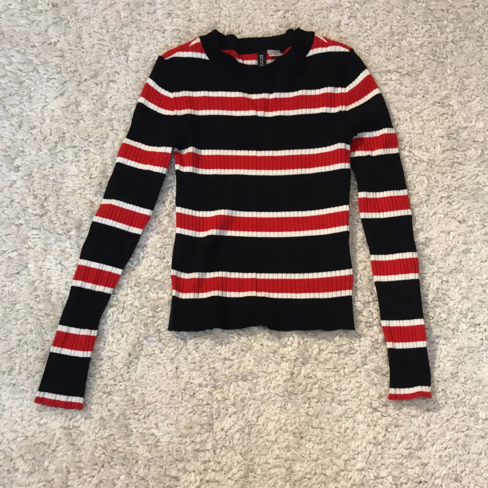 Långärmad tröja från h&m, divided, mörkblå med vita & röda ränder, strl XS😊💕. Tröjor & Koftor.