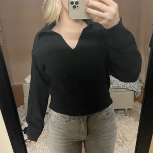 Tröja  - Jätteskön stickad tröja med krage från Ginatricot! Använt få gånger så i väldigt bra skick 