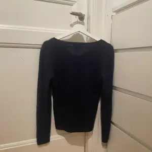 Nu säljer jag min fina Cashmere tröja. Tröjan är i 100% cashmere. Skriv privat för mer information och bilder på tröjan💗