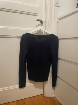 Cashmere tröja - Nu säljer jag min fina Cashmere tröja. Tröjan är i 100% cashmere. Skriv privat för mer information och bilder på tröjan💗