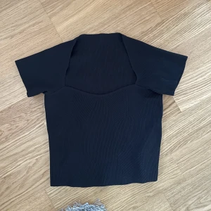 Svart t-shirt - Svart stickad t-shirt. Ej använd!