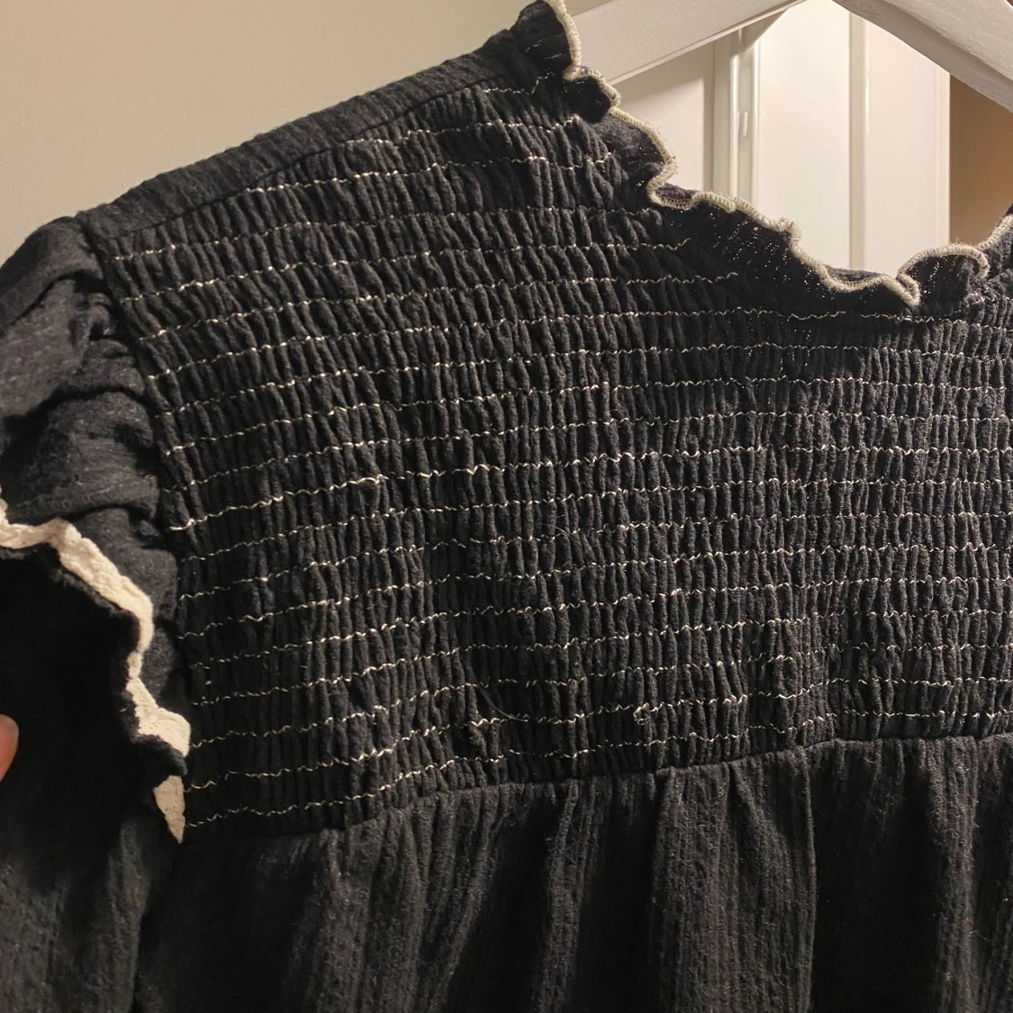 Svart blus med vita detaljer  - 91