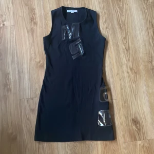 Miss sixty klänning - Super häftig klänning med genomskinliga bokstäver och siffror! 