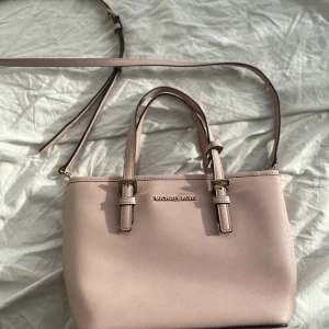 Michael Kors väska  - Bra skick köpt för 2500kr