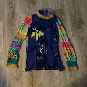 Färgglad tröja! - Supercool tröja från Custo med massa färger och tryck! Den har fina stickade detaljer på ärmarna och kragen och är lätt på kroppen🎀 Storlek står bara 1 men skulle uppskatta som en small eller medium 