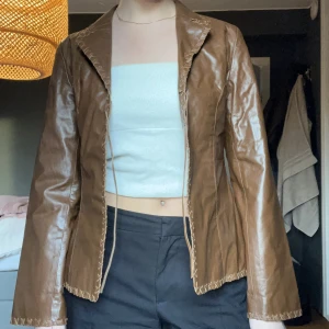 Brun skinnjacka - Assnygg jacka som tyvärr inte kommer till användning. I mycket bra skick och skulle säga att storleken är S/M. Jag är 172cm 