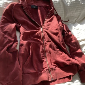 Zipup Hoodie  - Säljer min fina zipup hoodie från hm för att den inte kommer till användning, ok kvalitet kontakte för mer info.