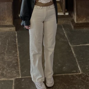 Krämvita jeans - Använda ett par gånger, Storlek 32